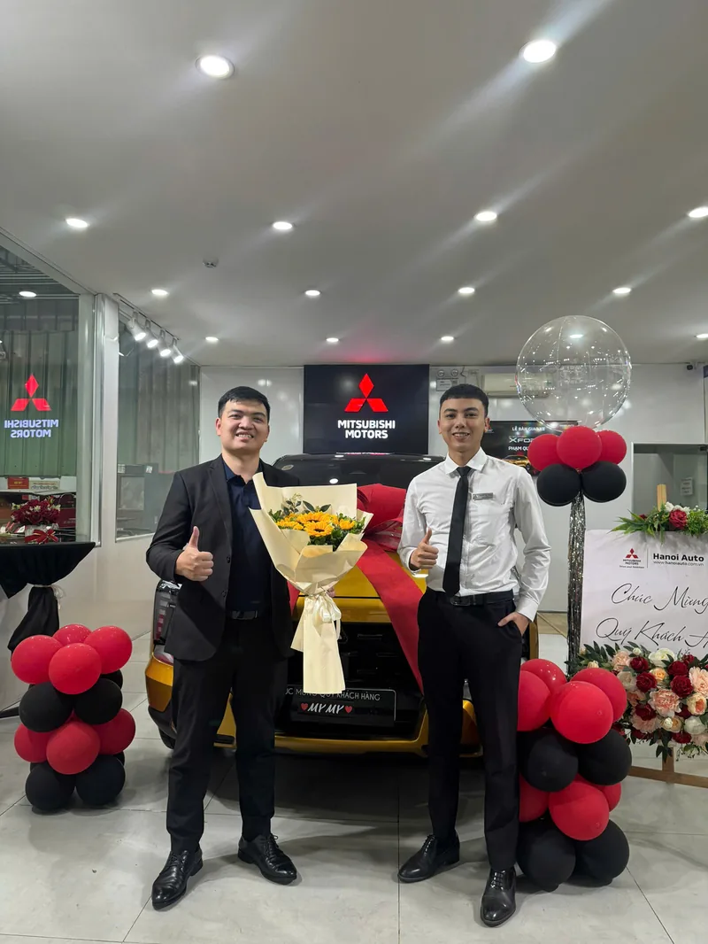 Bàn giao xe Mitsubishi Xforce cho khách hàng tại showroom