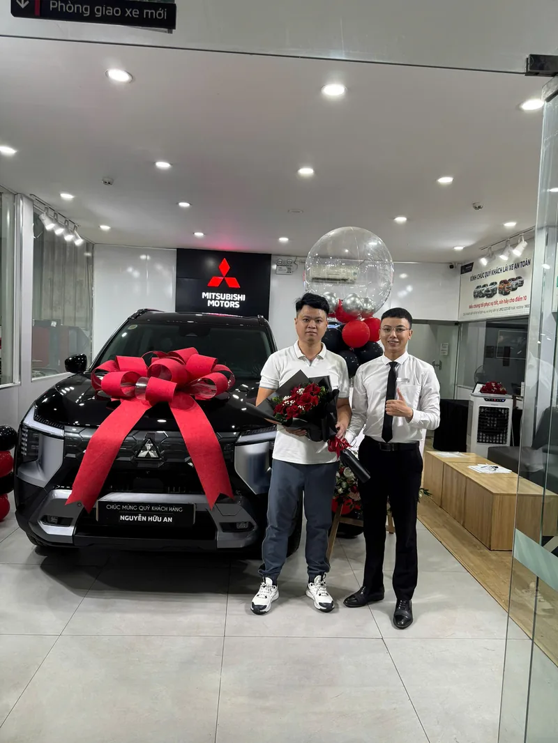 Bàn giao xe Mitsubishi Destinator cho khách hàng tại showroom