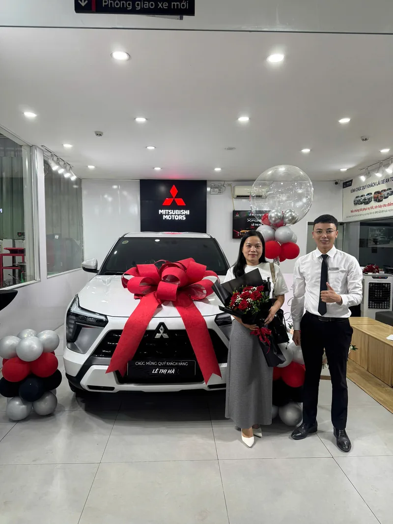 Bàn giao xe Mitsubishi Xforce cho khách hàng tại showroom