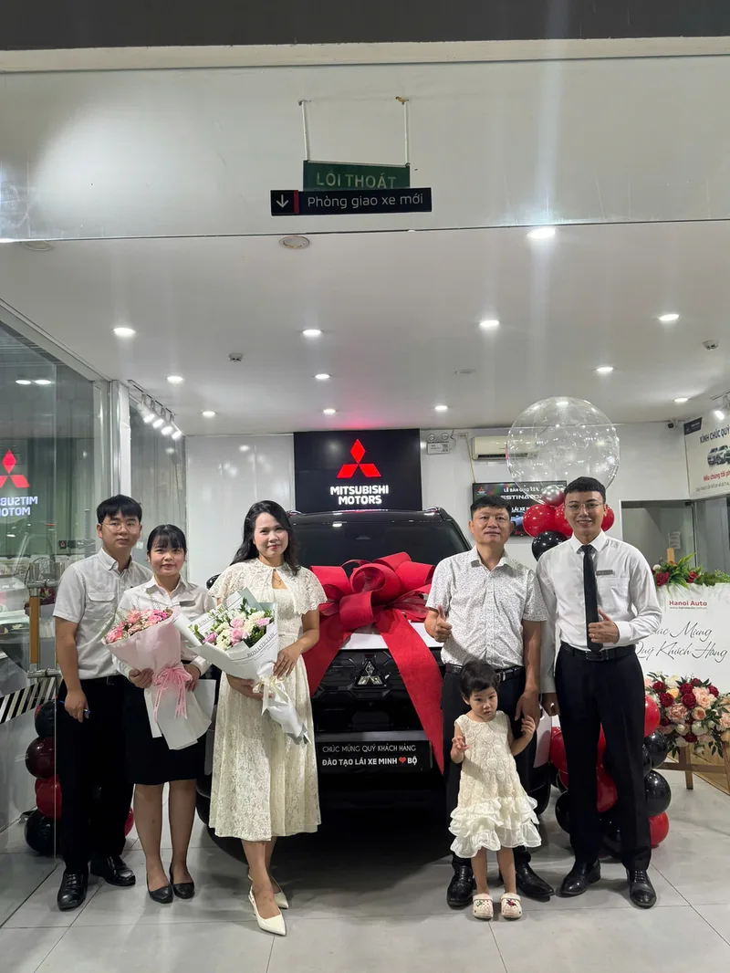 Bàn giao xe Mitsubishi Destinator cho khách hàng tại showroom